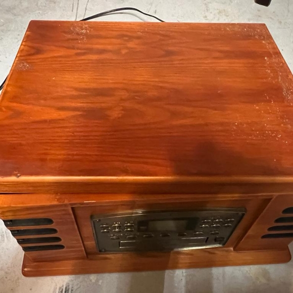 Crosley 4 in 1 Record Player, CD, AM/FM Radio - Picture 13 of 16